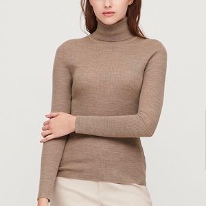 uniqlo beige turtleneck